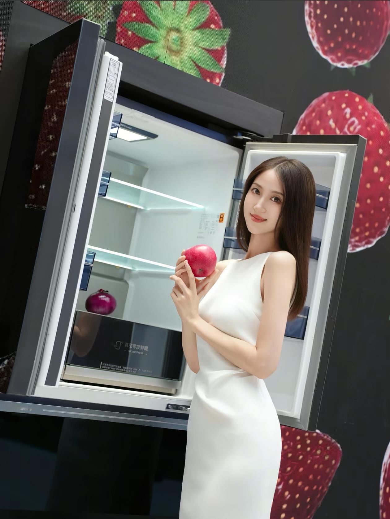 红苹映美人，冰霜锁芳华。