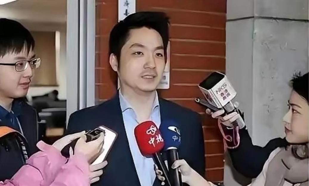 “你连中国人都不认，凭啥张罗把两蒋灵柩迁回大陆？” 记者一句话，蒋万安当场愣住。