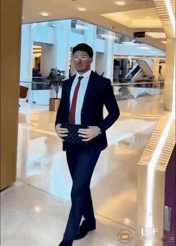 网友发文
同事请假三天
网友辣评
这是去夏威夷当佐罗了吗？[大笑][大笑]