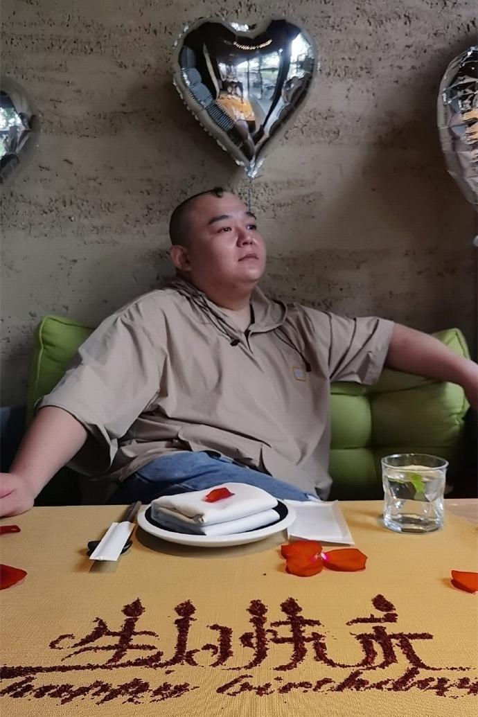 德云社教导主任杨鹤通生日，人情世故得到了最真实的体现。
德云社有三四百名演员。普