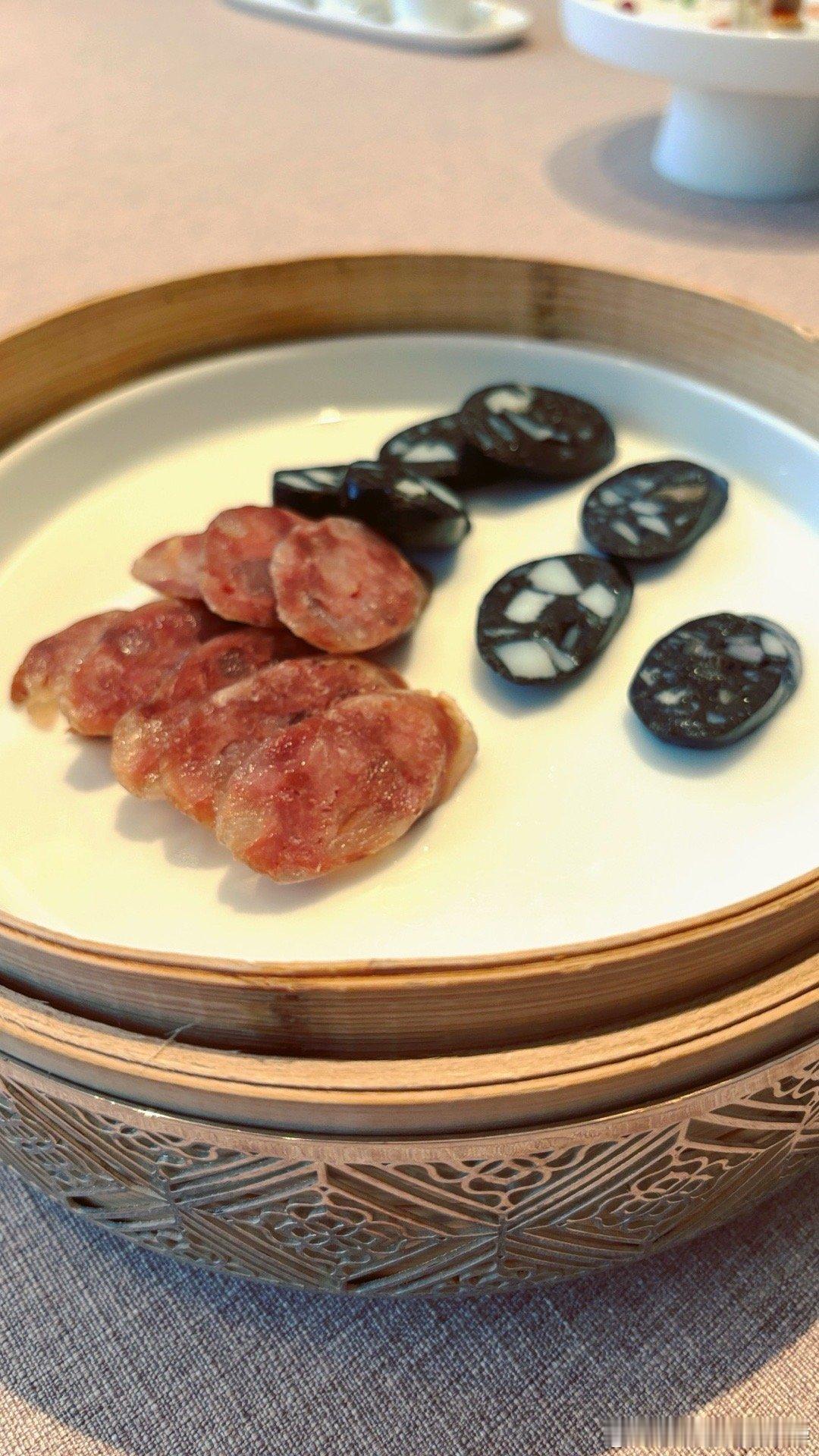 #女子淀粉肠创业开始即结束# 据食品行业内部人士说，淀粉肠里的肉，很多用的是骨泥