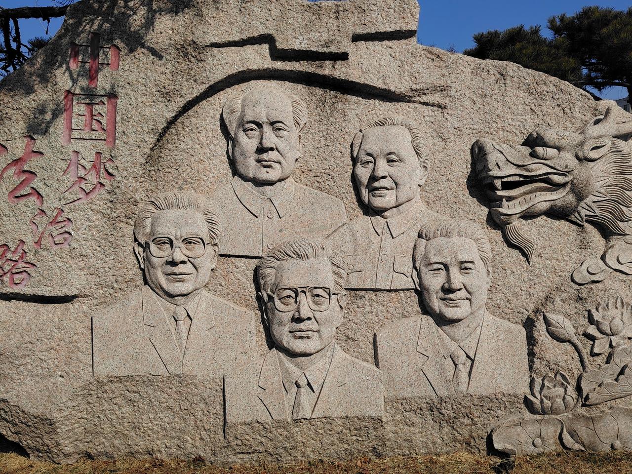 分享一张最近随手拍的照片一块巨石，镌刻着五位伟人的面容，也镌刻着一个民族的百年求