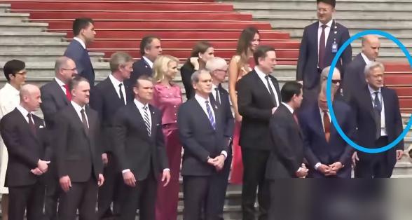宁做凤尾不做鸡头！

这次美国访华团里，半头花白头发的黄仁勋真的格外扎眼，一堆西