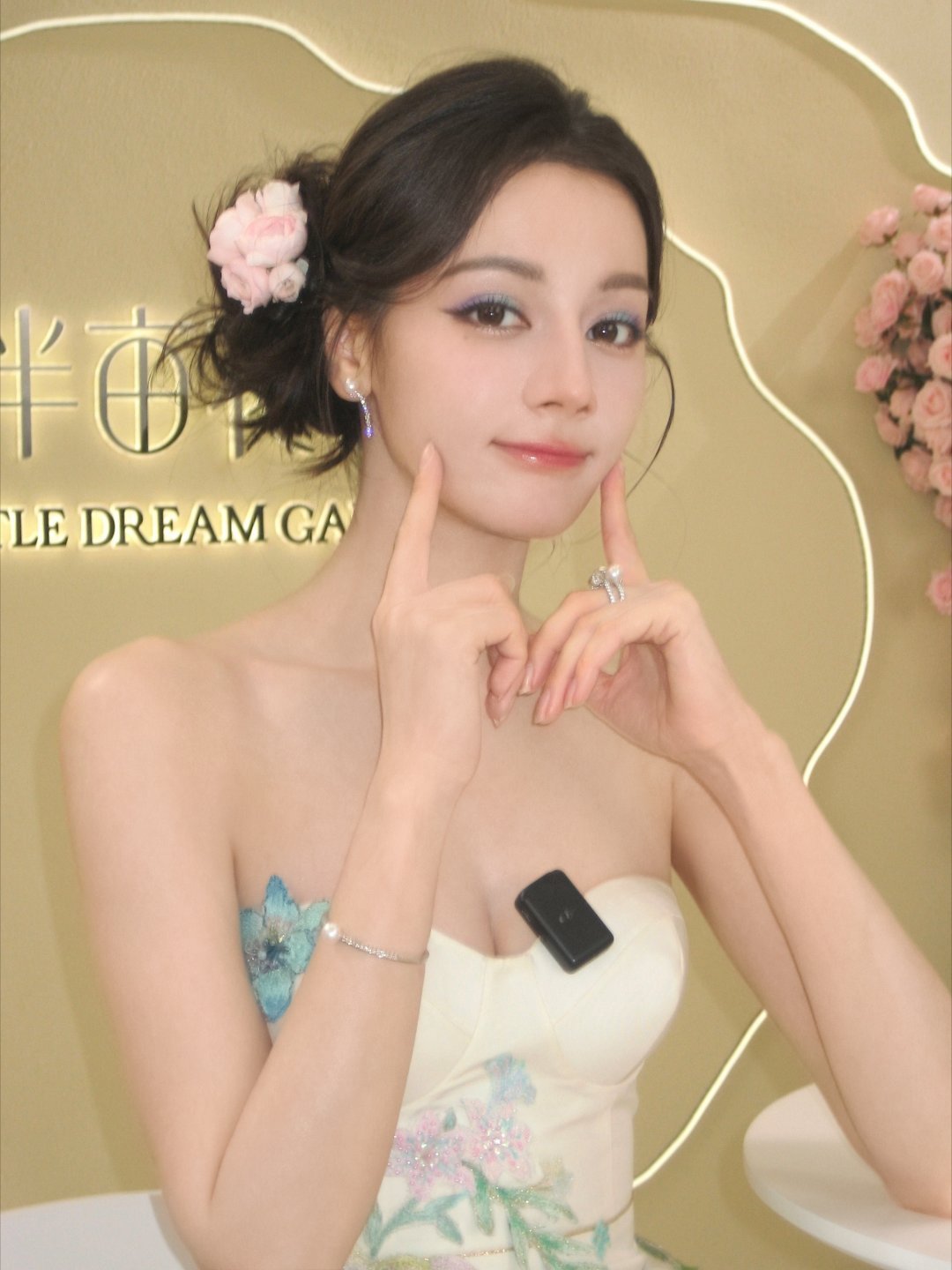 发间粉花作信，眼底星光永存迪丽热巴