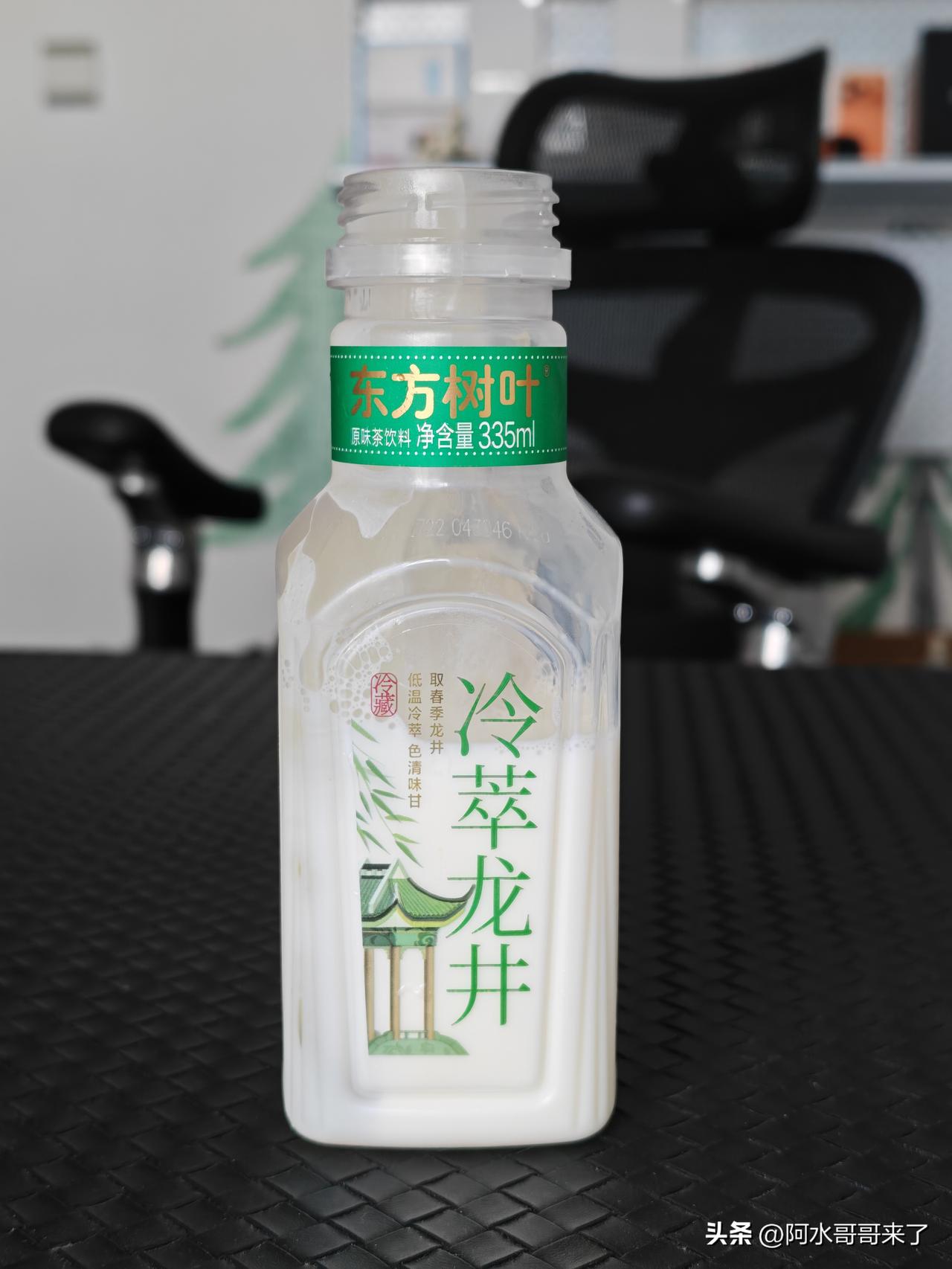你看我为了干净又卫生，奶茶都是自己在家做的，把茶喝一半躺着放在冰箱里，冻好之后再