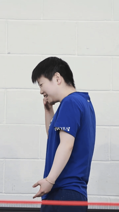 2.28，莎莎打电话，把大家萌晕。和老co训练，这师徒俩笑点挺多，白眼飘的呀😁