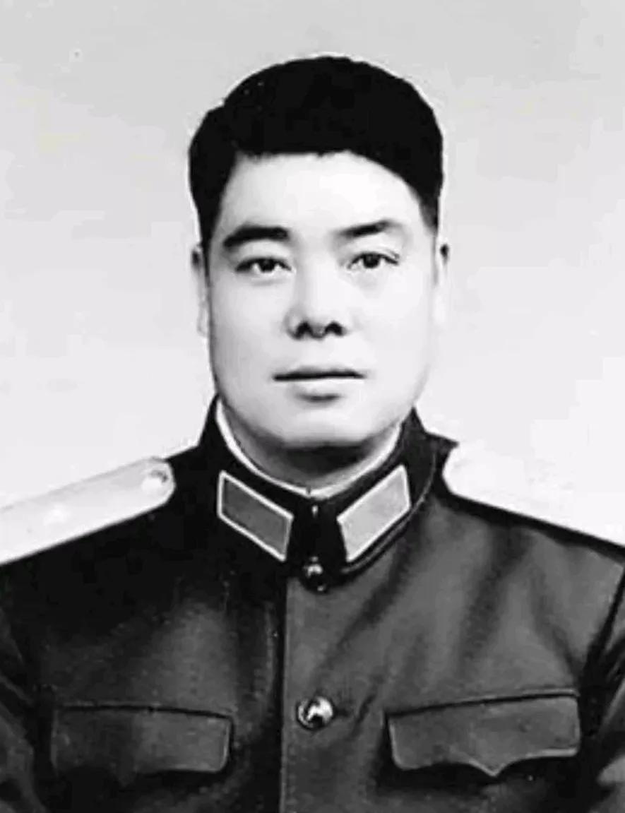 1943年，新四军副营长误入敌人阵地，他见跑不掉了，索性进入敌军阵地，还大声问敌
