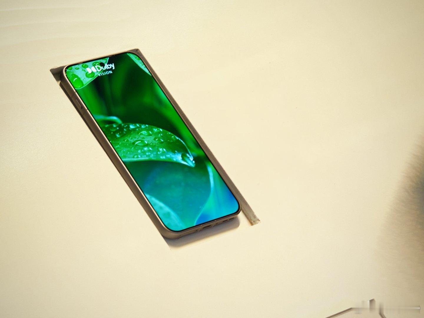 “天工屏·定乾坤”—天马高端OLED技术品牌发布会最火爆的展台就是OPPO  F
