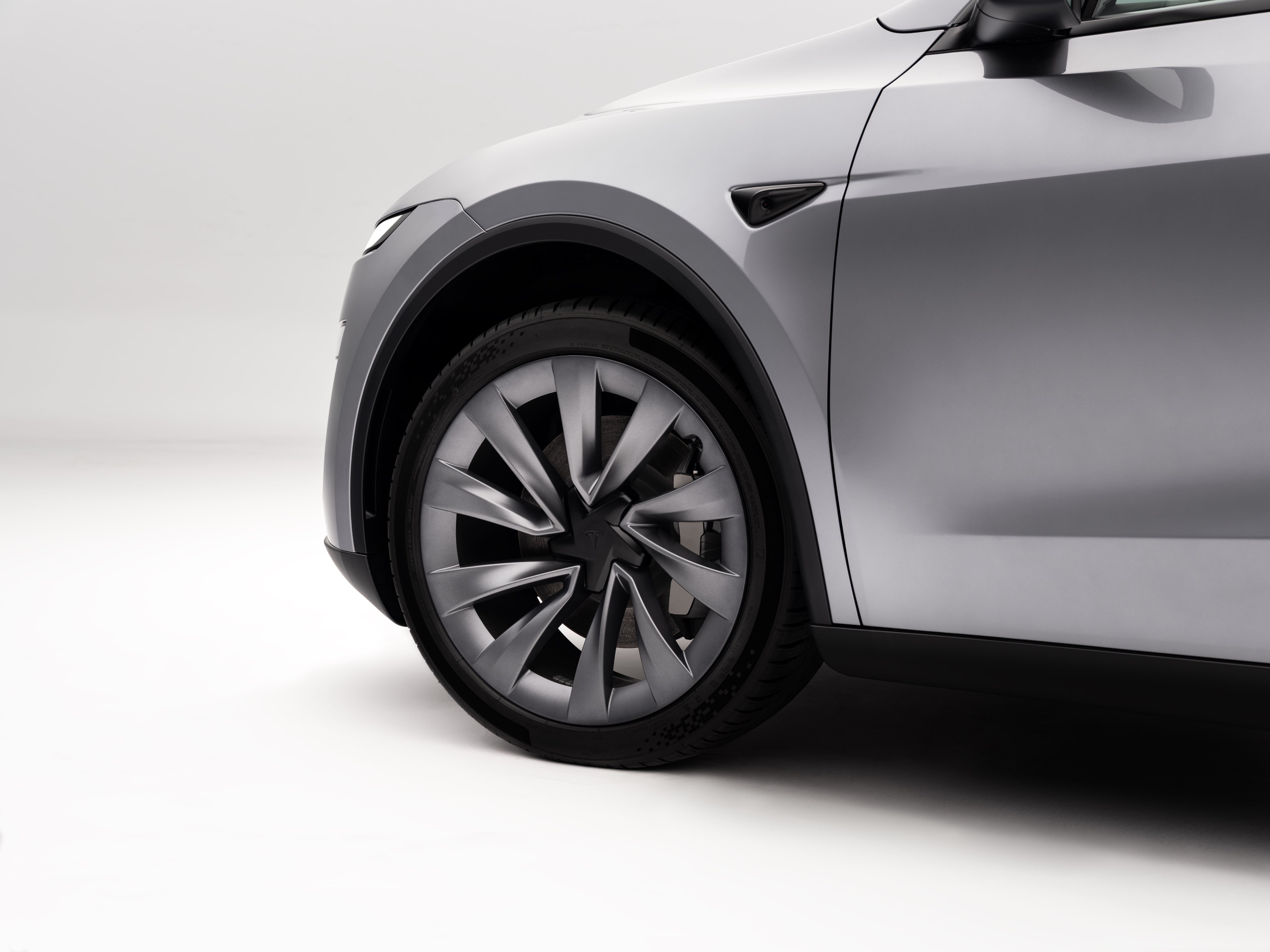 特斯拉Model Y小改款，之前的浅色内饰改为YL同款浅灰色，银色轮毂改为深灰色