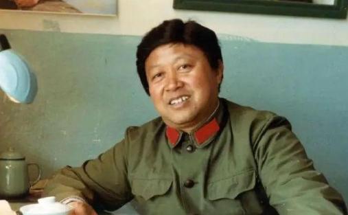 1972年，一次文艺晚会结束后，周总理问工作人员：“节目单上为什么没有《洗衣歌》