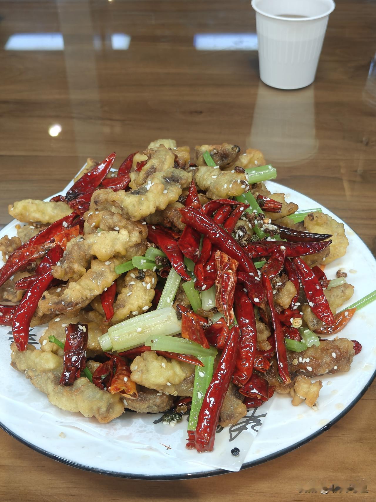鲁商中心的饭店最火的应该是锦州烧烤了吧？
昨天晚上去的时候，楼上楼下包括店外面都