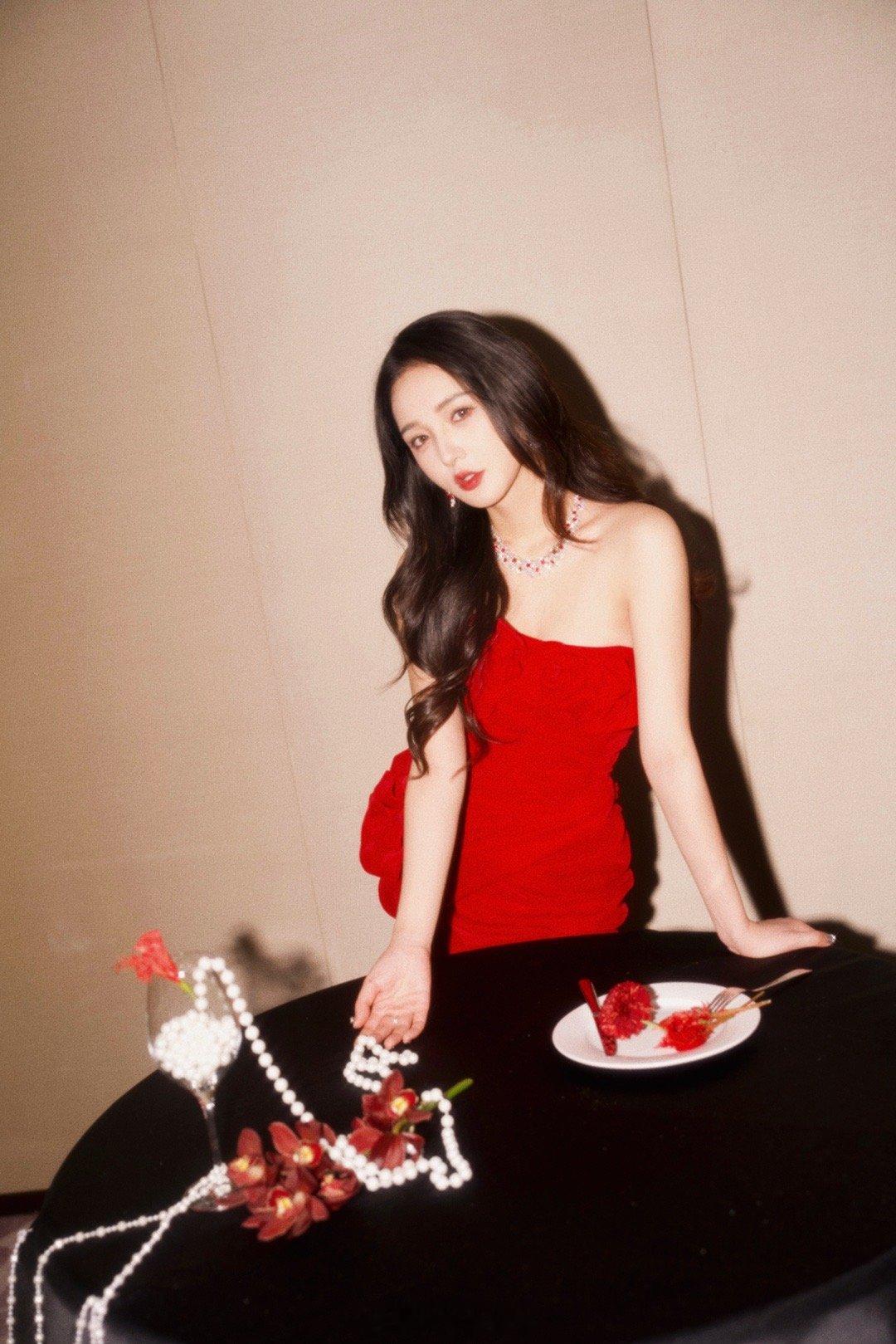 靳梦佳这8年我知道你是怎么过的八年跨年之约，是靳梦佳与湖南卫视的双向奔赴。从青涩