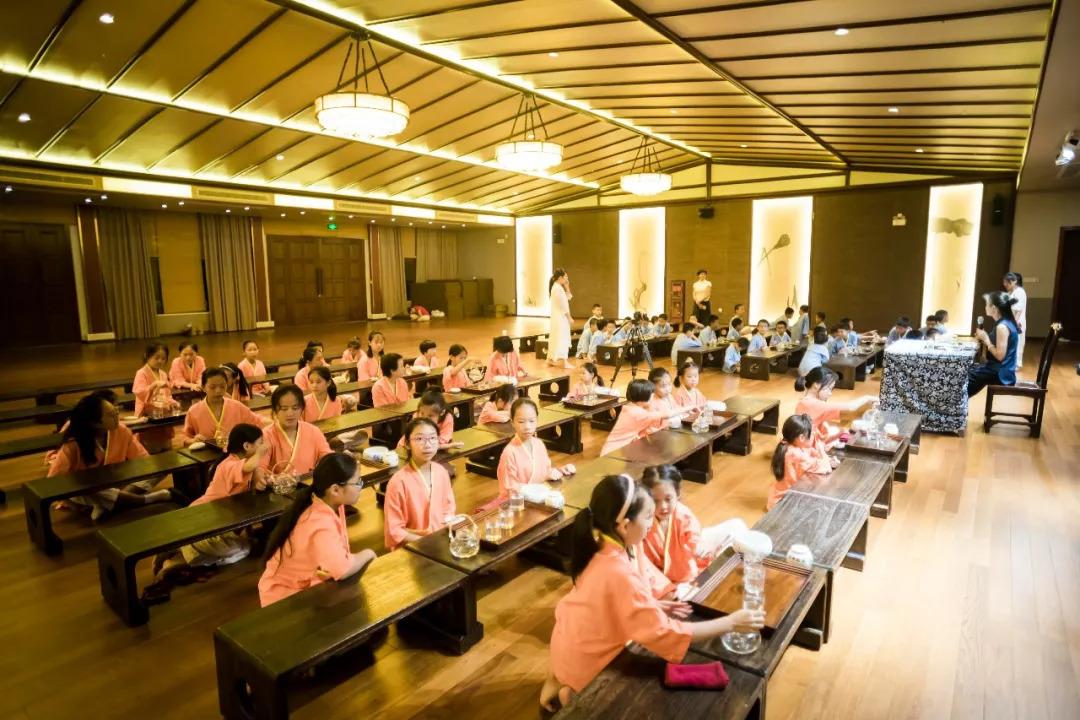 伪装撕破，真相曝光！
8月16日，央视新闻发布通报，新昌“如是书院”创办人赖某明
