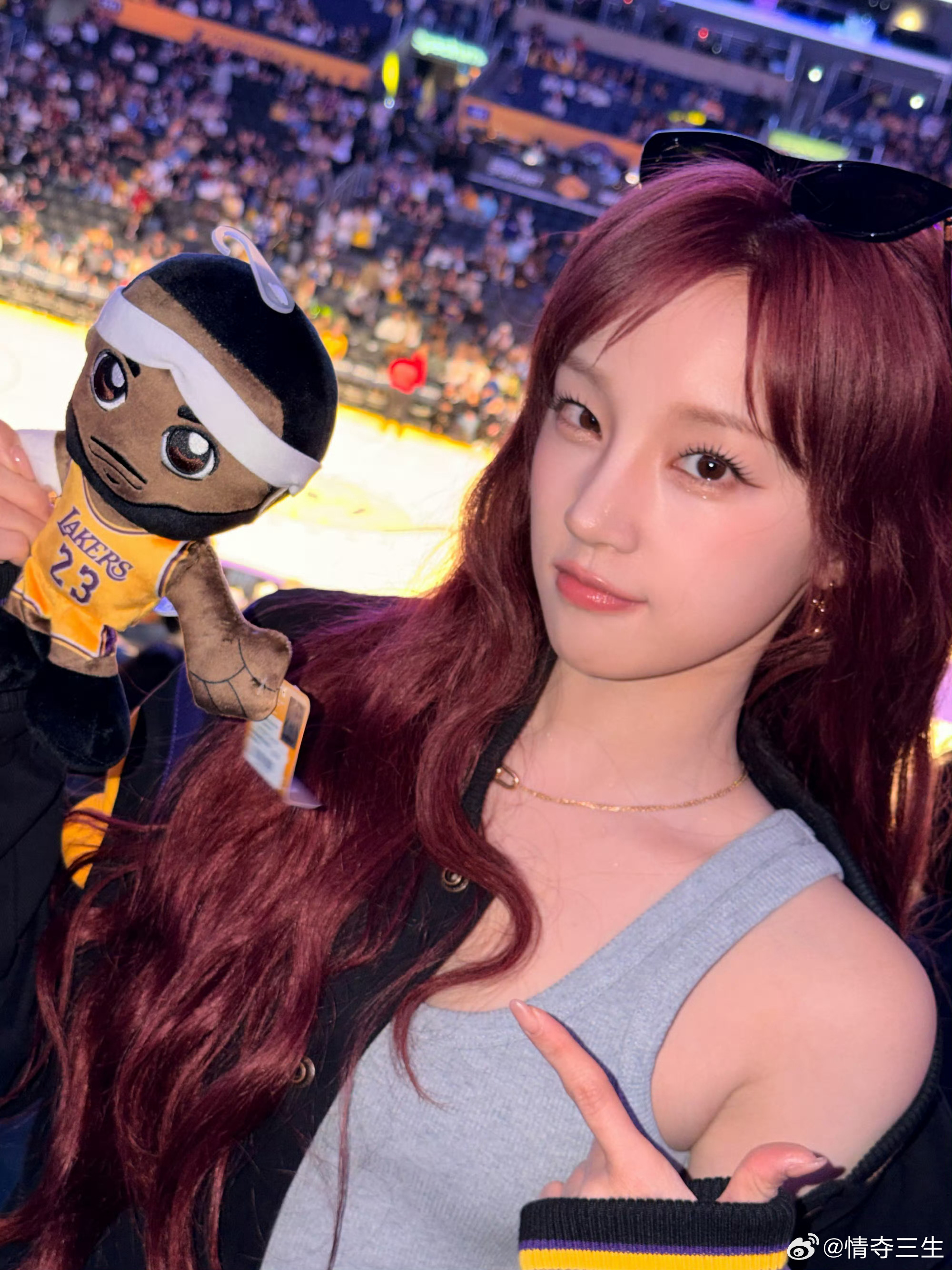 宋雨琦被詹姆斯比心美琦玩得开心～ 