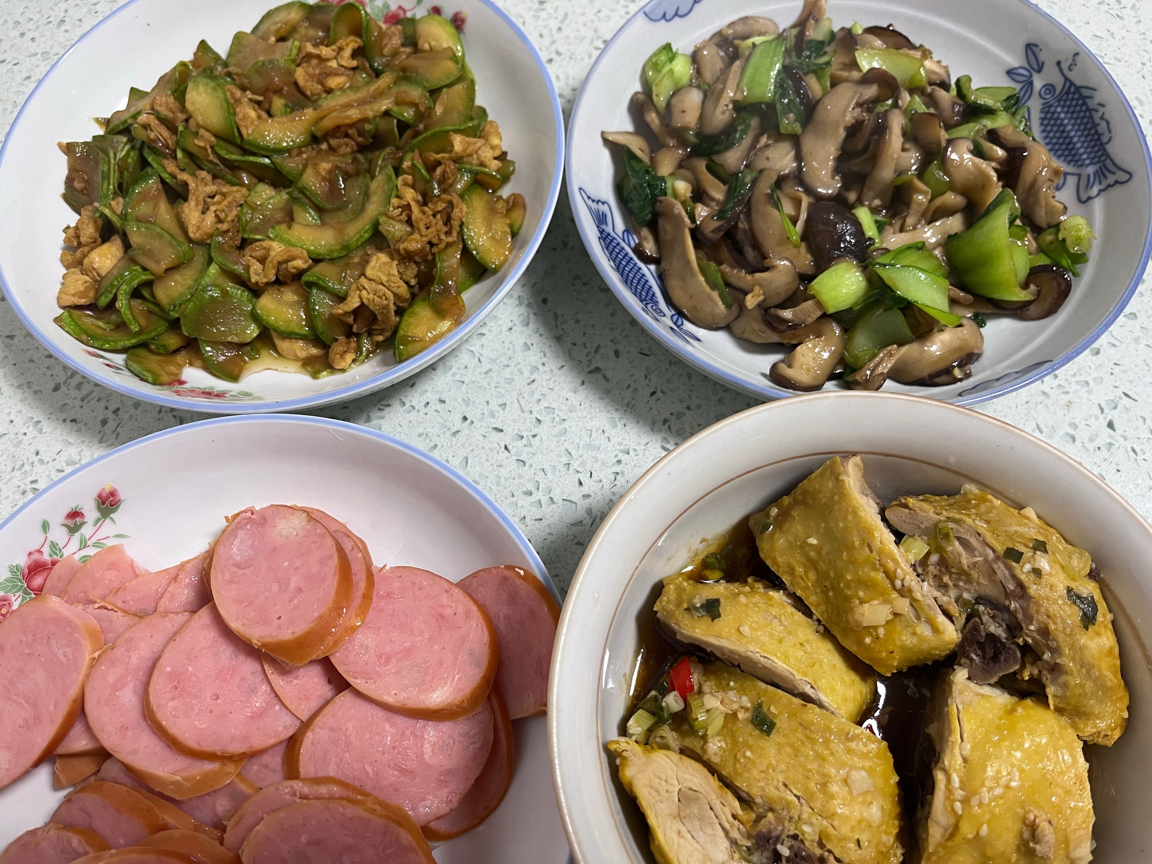 今天手忙脚乱晚上就凑合一下吧！基本现成的，开饭啦！ ​​​