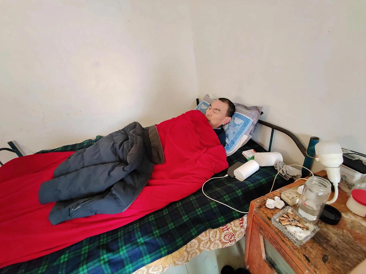 昨天给爸爸打电话，爸爸又喝醉了，他脑梗了，但是他仍然每时每刻都是喝醉的状态，这让