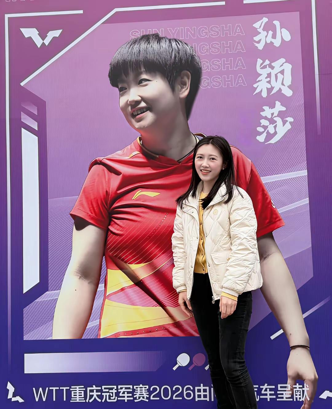 站在小太阳下
盛开的一朵花
一朵什么花？
肯定是向阳花～

向阳花
向阳花
天天