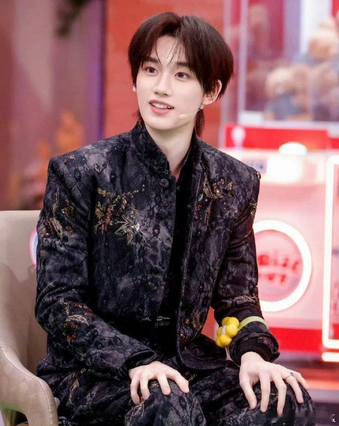 丁程鑫这段给丁程鑫忙成啥样了你好星期六谁懂啊！丁程鑫的小绿人造型太有梗了！零帧就