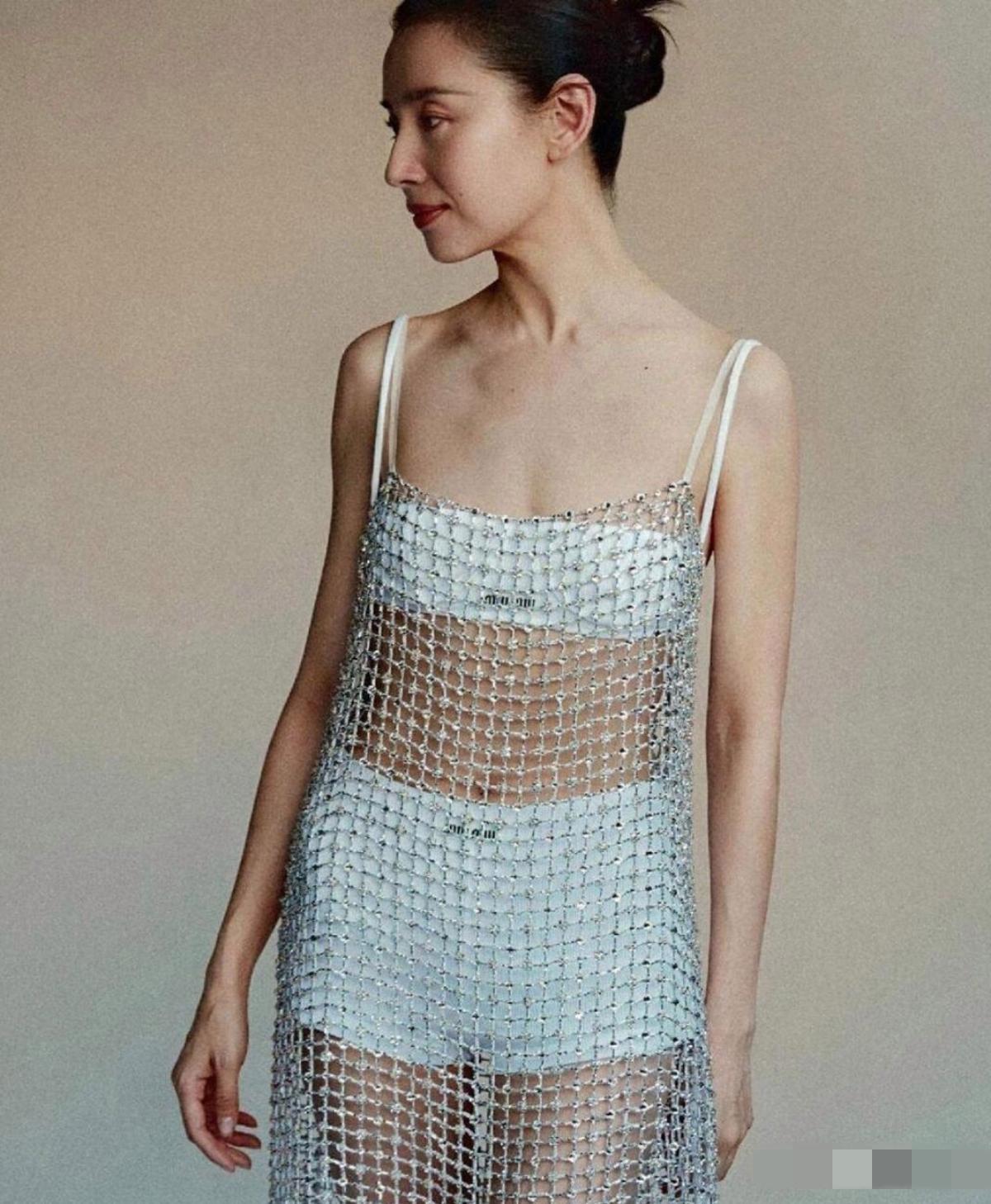 董洁……不该穿这种暴露身材的裙子的[尬笑]。其实按年龄她也不大，穿得整齐时也还很