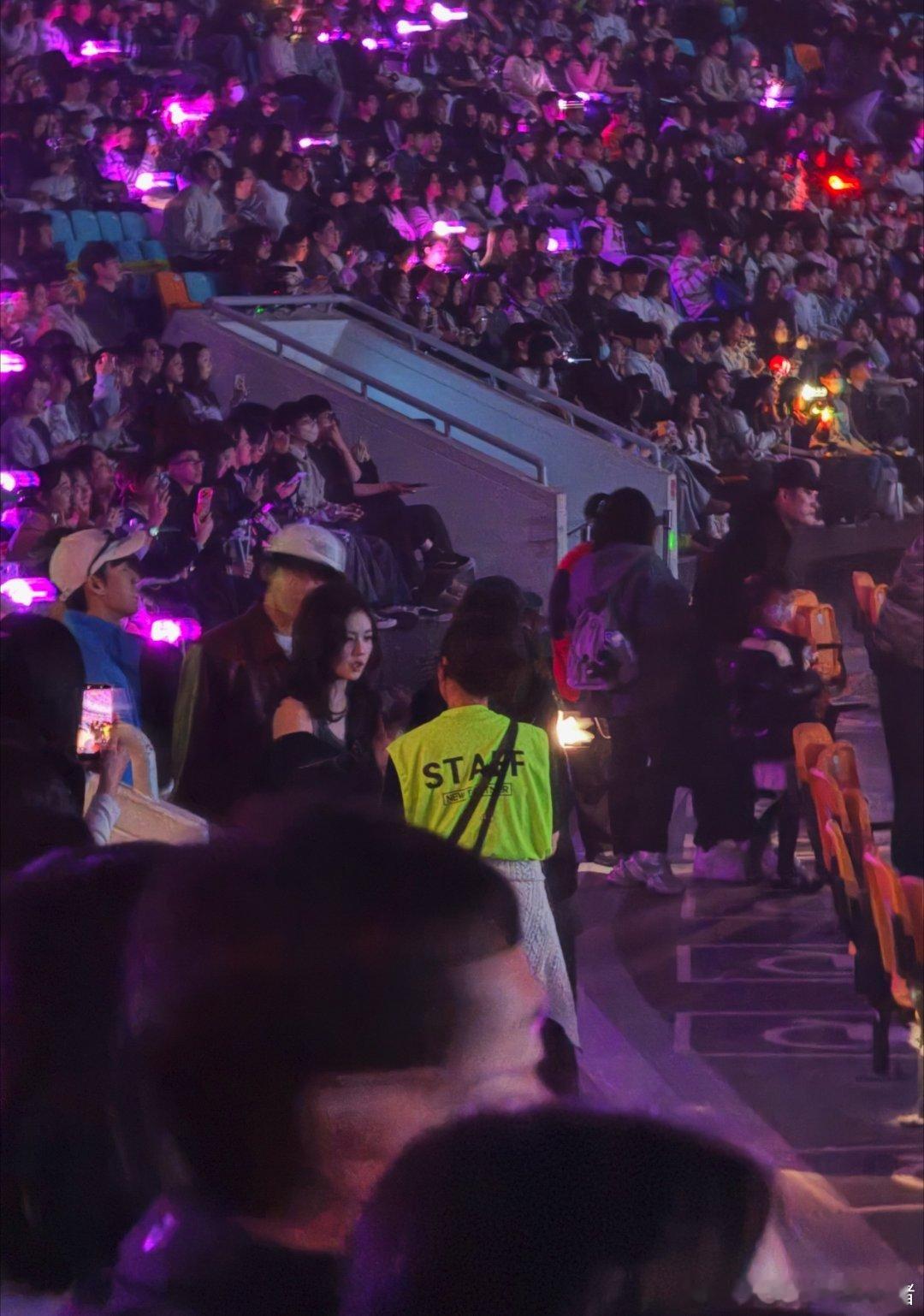 白鹿曾舜晞真的去看idle宋雨琦演唱会了