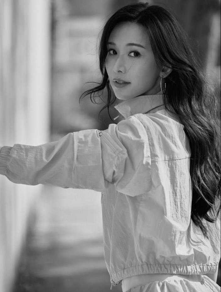 林志玲晒出新照，一身粉色套装元气满满，状态超少女，活力感直接拉满！ 