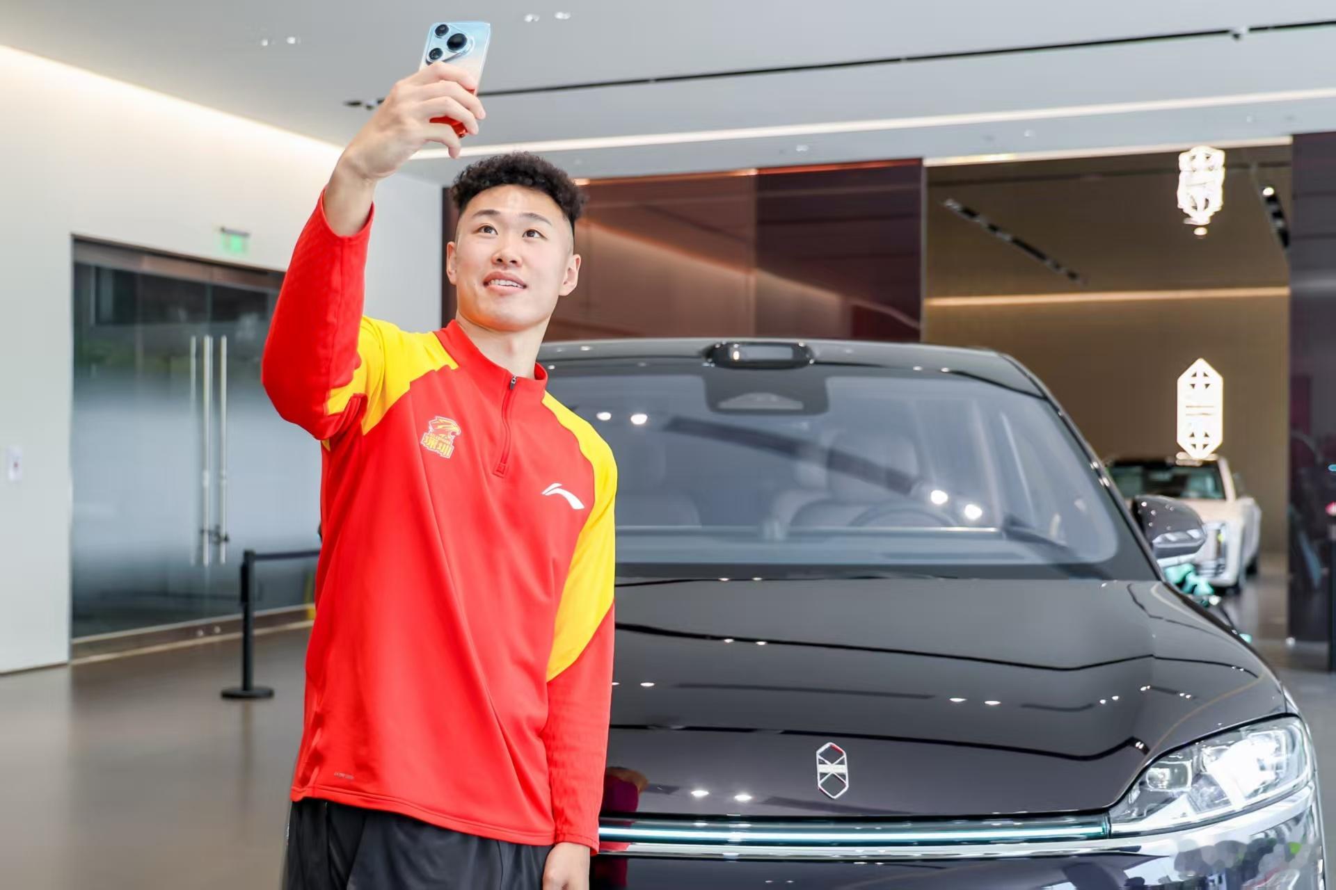 CBA常规赛MVP球星贺希宁到店体验智界V9，很喜欢。