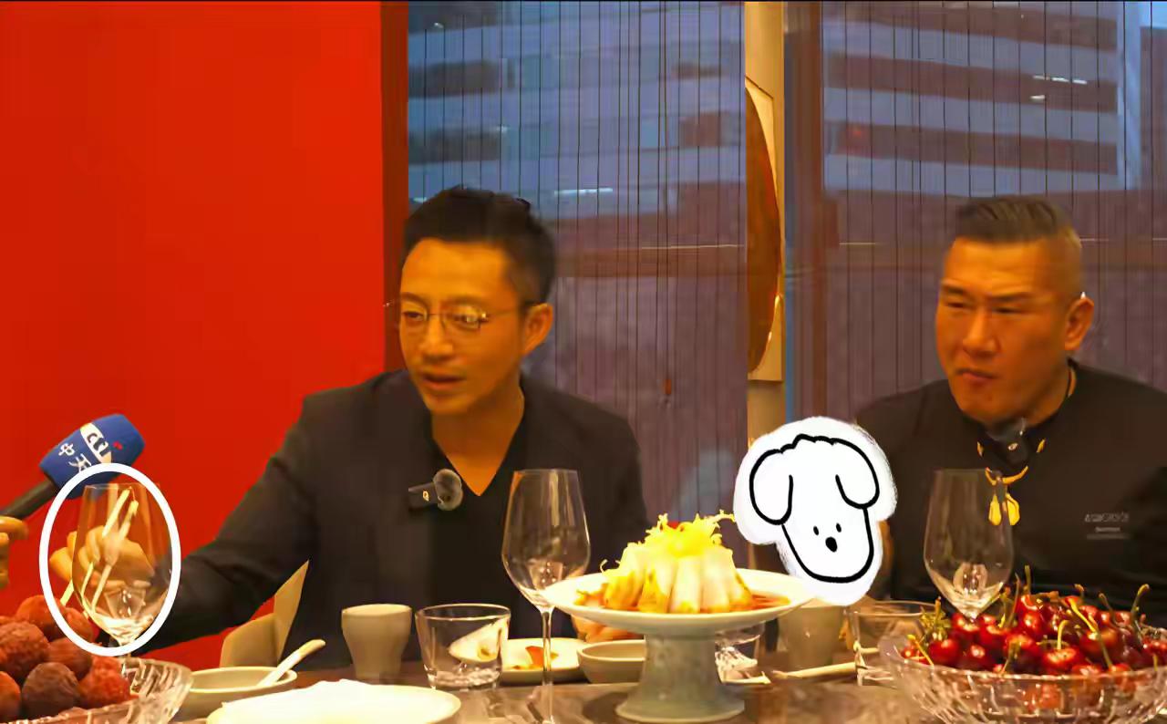 小菲搞企业的，人脉广，他需要接触很多行业的人。让自己的企业带来一些连锁反应，他真