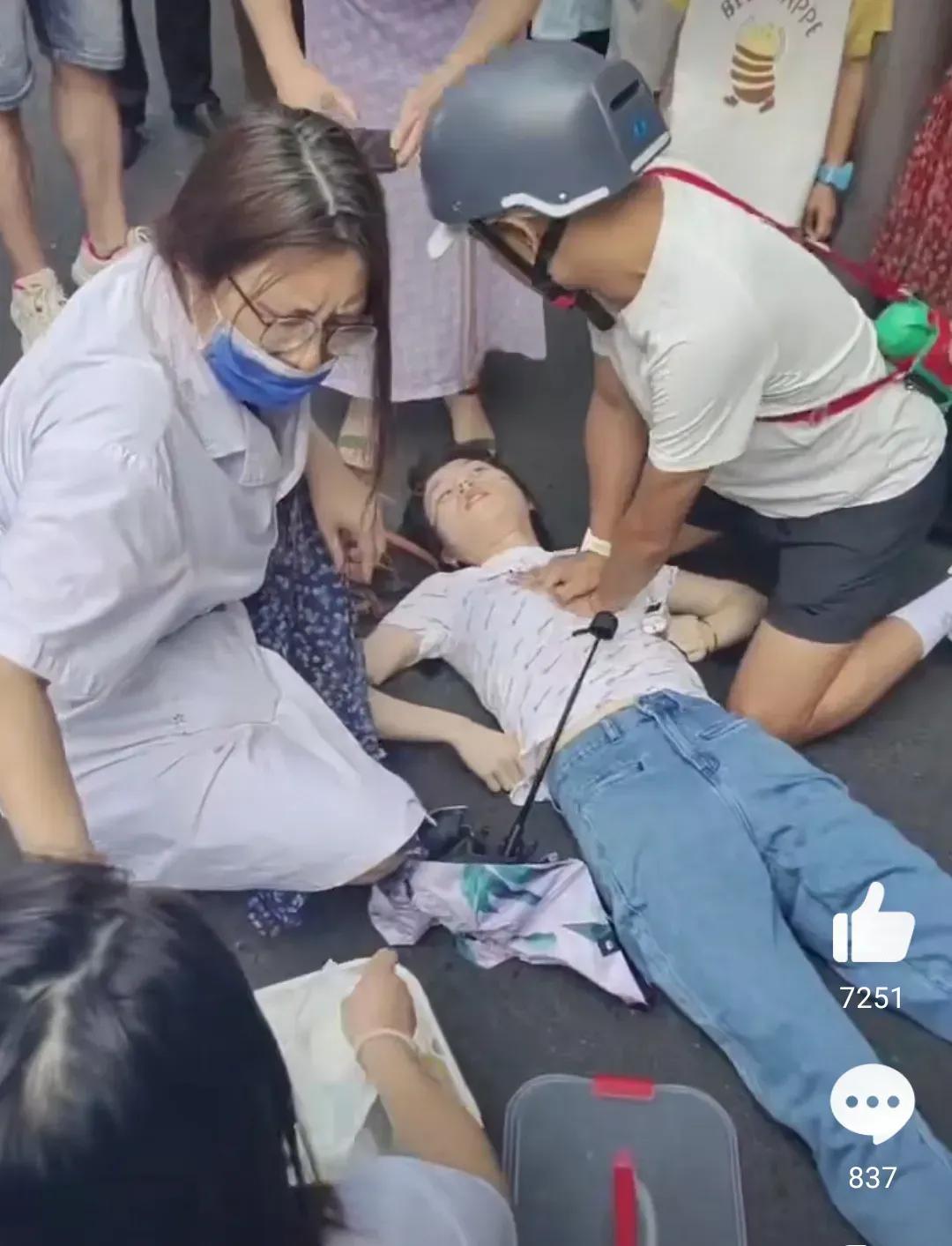 都什么时候了，还在讨论占不占便宜。
人命关天，能救回来了就烧高香了。
围观的群众