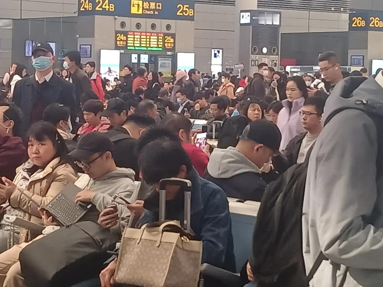 70后大叔高铁上的随想：清明祭祖，是传统还是包袱

此刻坐在回安徽的高铁上，窗外