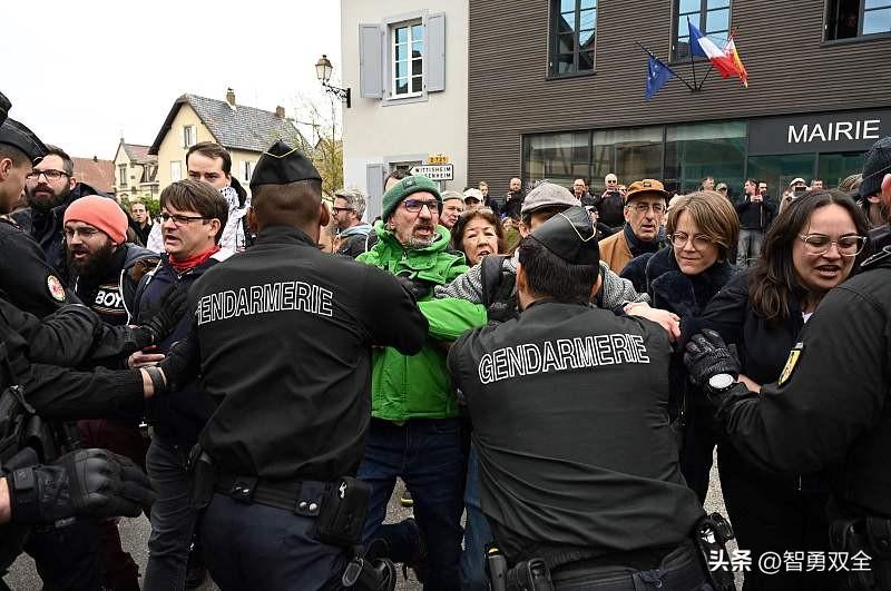看到法国这位市长的遭遇真的挺离谱的。
他只是在当地主持拆除非法搭建的棚屋，就被一