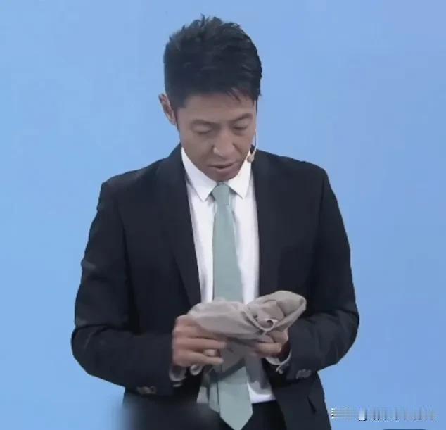 哎呀，咱们的主持人撒贝宁在节目里遇到了一件好玩的事儿，那麦克风自己就闭麦了，你猜