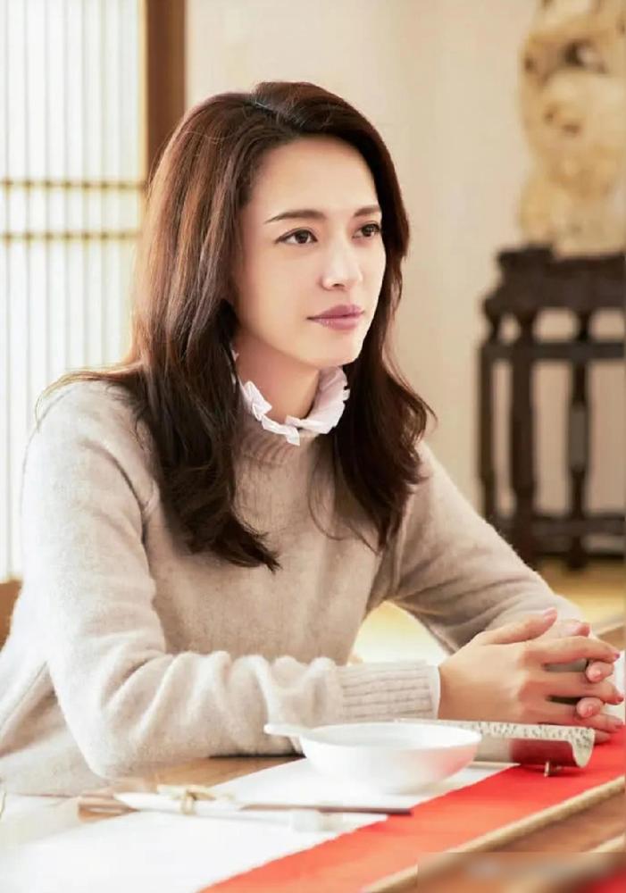 机场他俩各走各的，红毯上隔着一人远，你以为是闹别扭？不，人家早就离婚了。
 
你