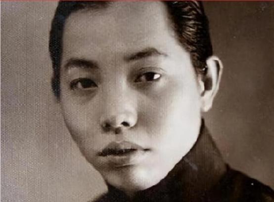 1965年，杜月笙之子杜维嵩外出理发，结账的时候发现钱包被偷了。杜维嵩赶紧解释情