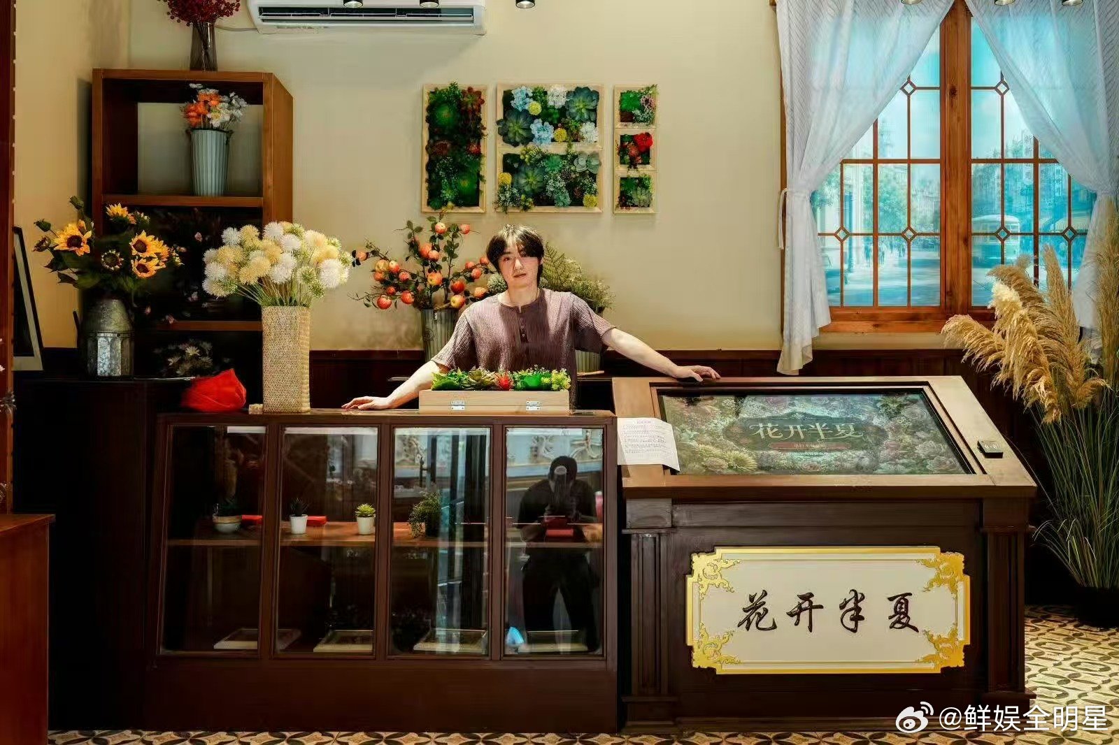 逛上海影视乐园解锁专属人生剧本游客进影视乐园秒变剧中大佬新世界黄金时代剧场体验太