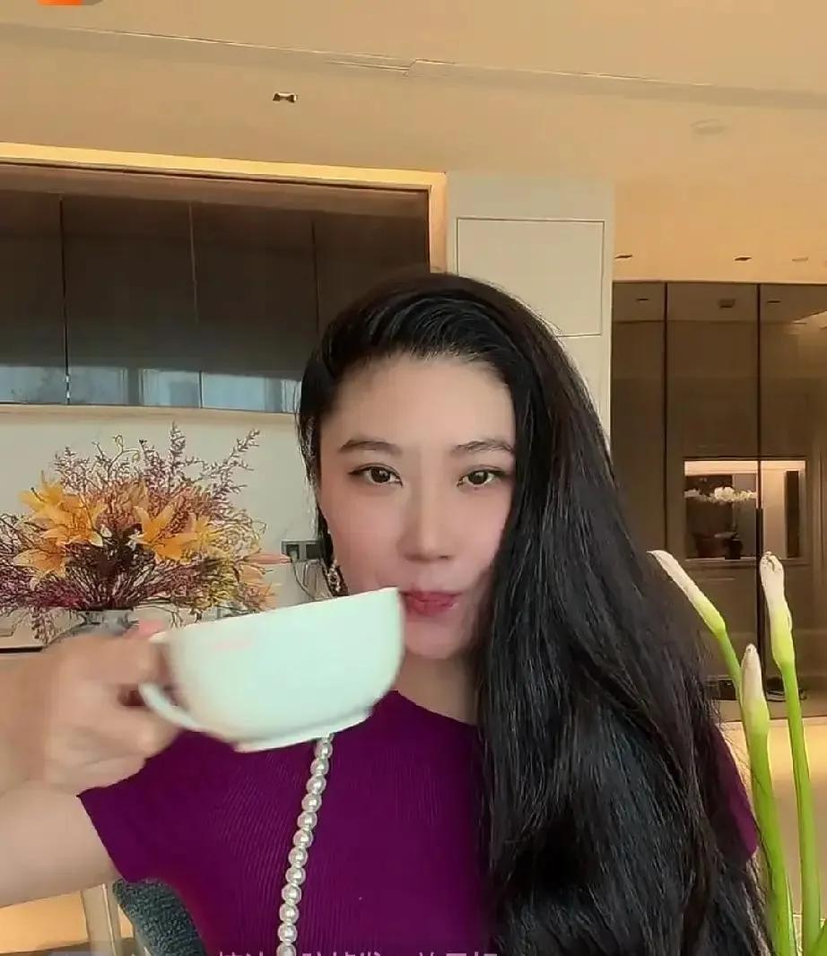 CoCo这棋下得是真大，短短一个月直播带货的路子算是让她给盘活了前一分钟直播间里