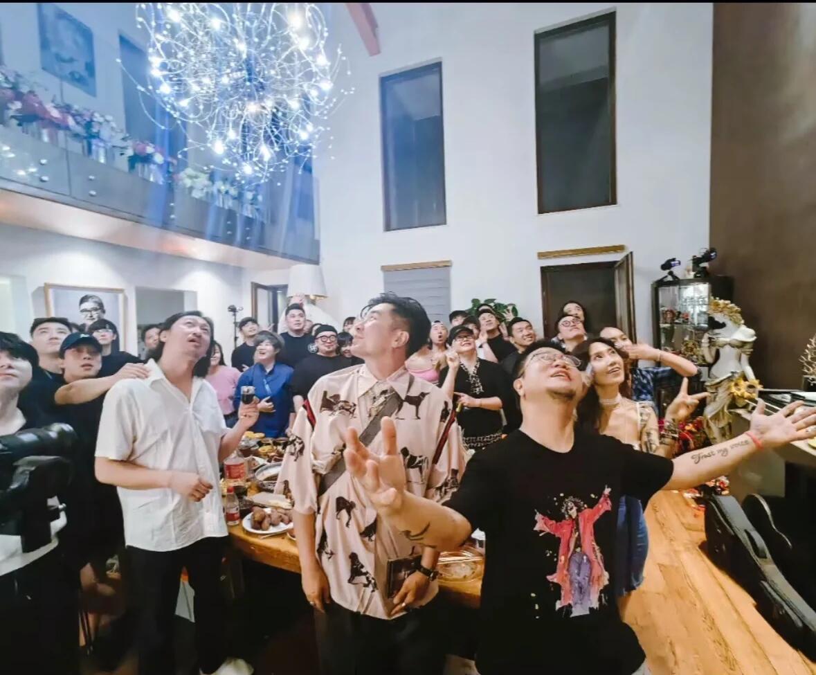 刘欢之前的聚会里有李行亮和麦淋 刘欢和卢璐的婚姻本身就是圈内模范，他们看李行亮麦