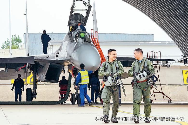 转发分享一组官网公布的中国空军某部的歼-16“潜龙”超音速多用途重型战斗机携带某