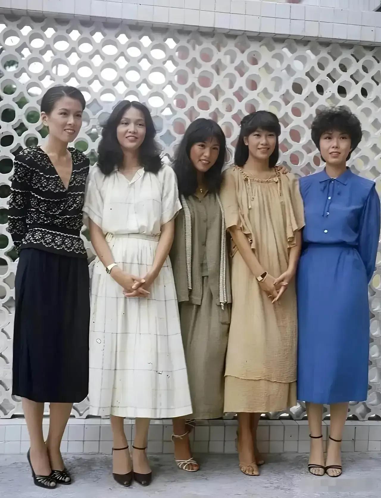 这五位大妈可都是大牌明星啊，你可看仔细了，你能叫出几个名字？