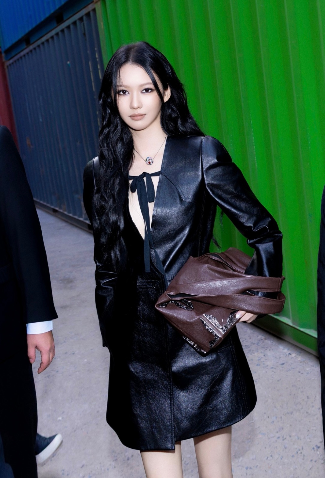 昨晚在上海马吉拉秋冬系列时装秀上的这个看秀的新人演员周子玄完全让人眼前一亮！内娱