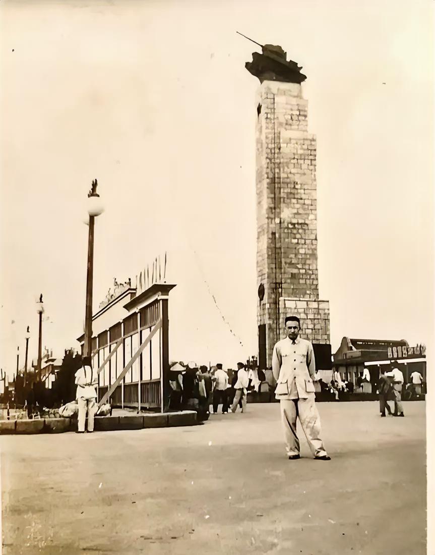 沈阳火车站广场，坦克纪念塔，炮打东洋，挺漂亮的标志性建筑，也是一段历史。