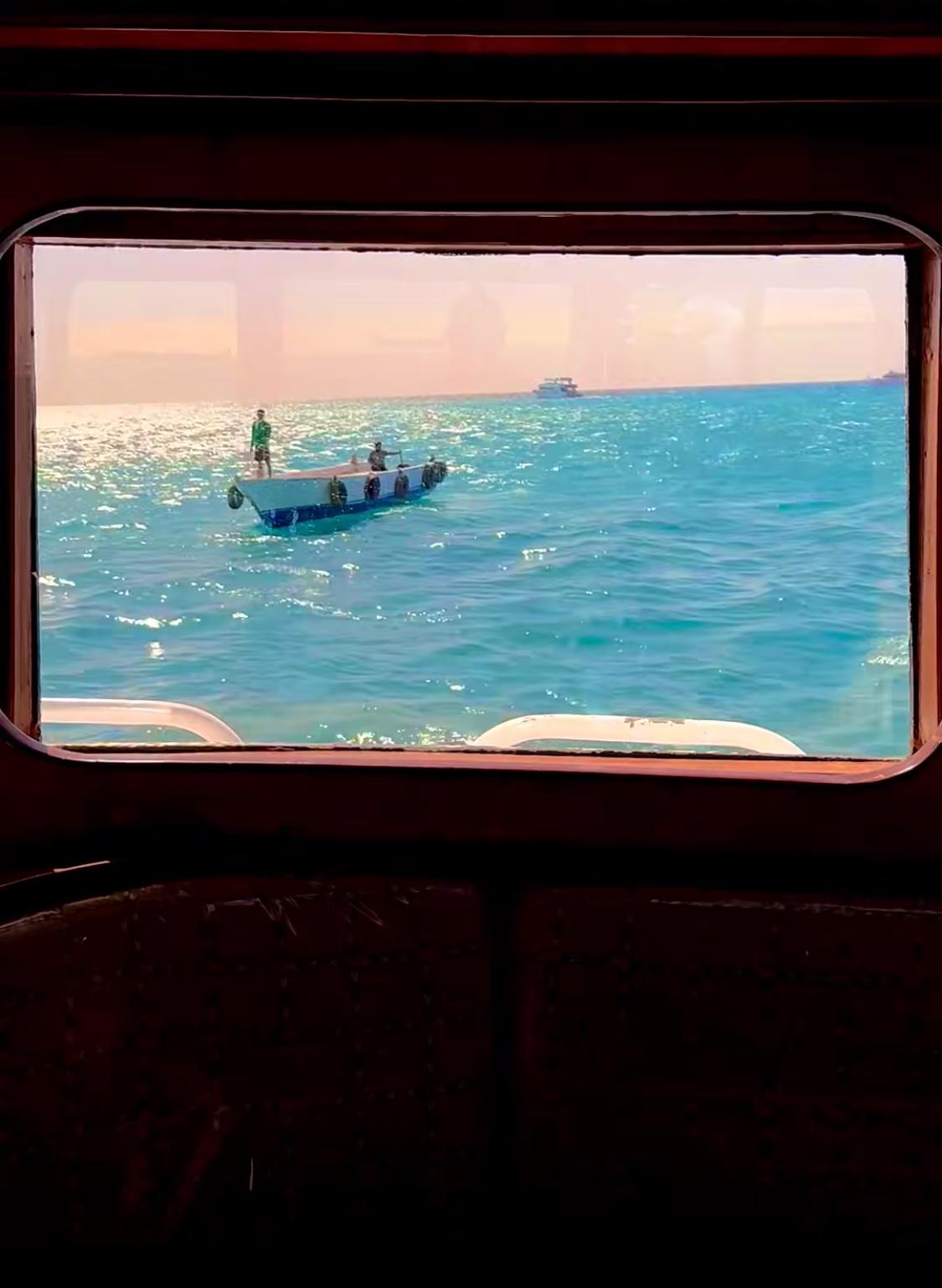 人一定要大量读书！

我发现长期读书的人都有一个共性：眼里有光，心中有路。

法