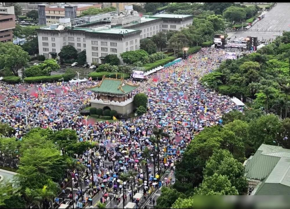 台湾同胞觉醒的时刻到了！今天下午三点，凯道被挤得水泄不通，连捷运站都涌出源源不断