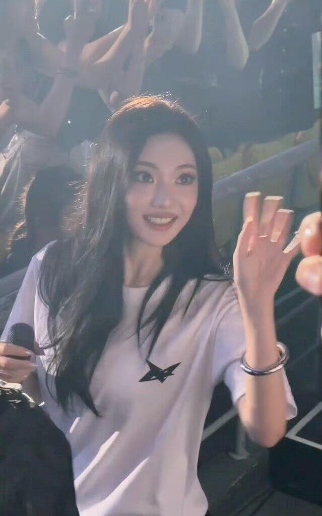 宁艺卓的眼睛好大❗便携式散粉盒一样大的眼睛🫨 ​​​
