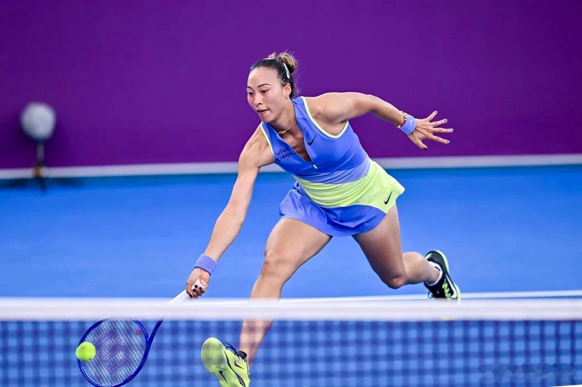 复出两连胜！恭喜郑钦文！多哈赛次轮，郑钦文2比1力克美国选手帕克斯，喜迎复出之后