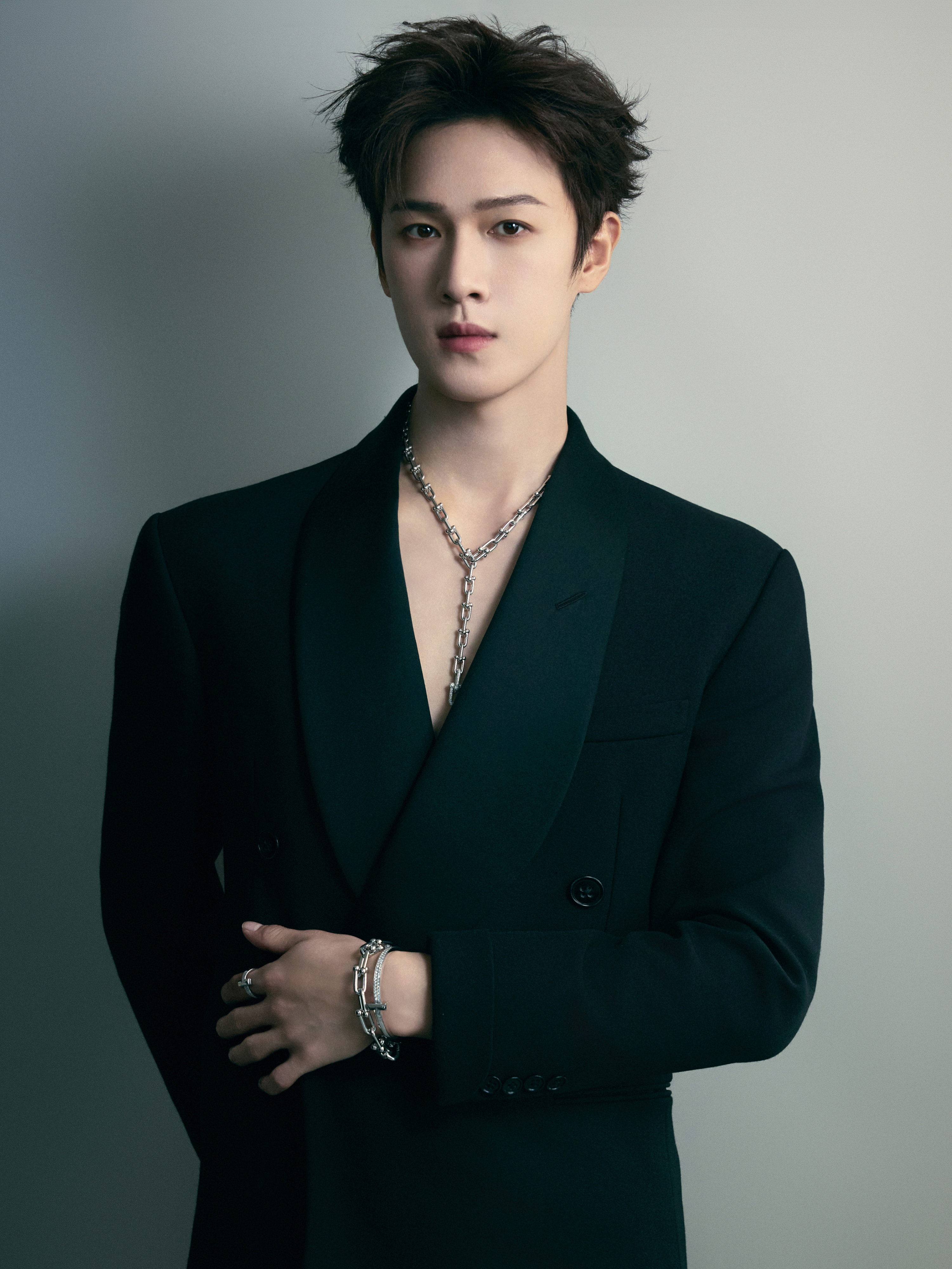 李昀锐 × Tiffany三里屯今日活动造型大片，一袭纯黑深V西服套装搭配Har