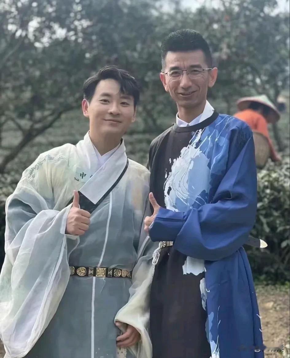 他俩如果同时复出，那绝对会引起舆论地震的，到时候直播间肯定纷纷钟十万加。

中灿