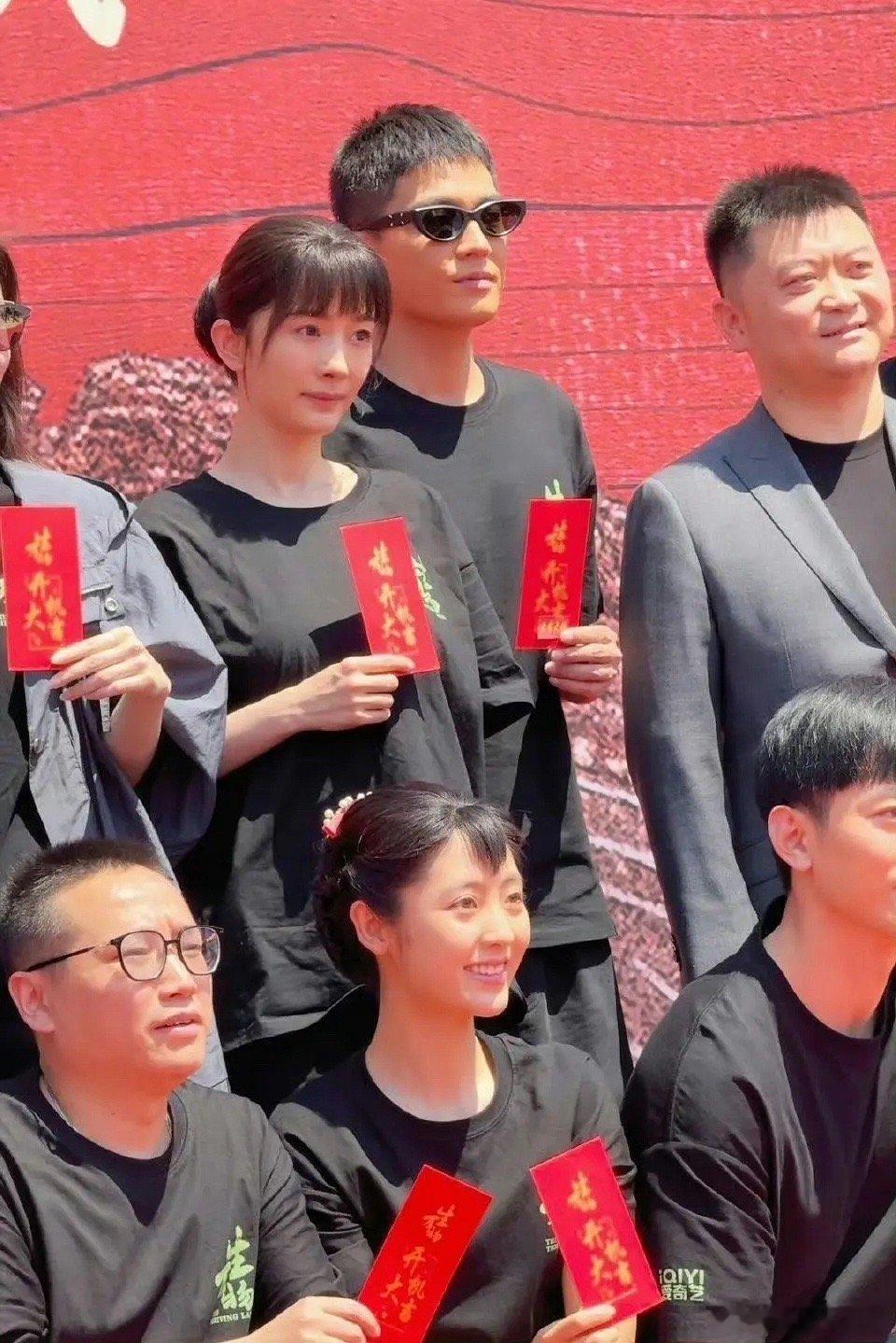 #杨幂齐刘海路透#  杨幂、欧豪《生万物》造型 🈶，年代剧，杨幂饰演一位农村妇