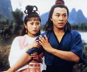 黄秋燕给李连杰端屎端尿7年，女儿婚礼却只能坐第三排！

李连杰1982年摔断脊椎