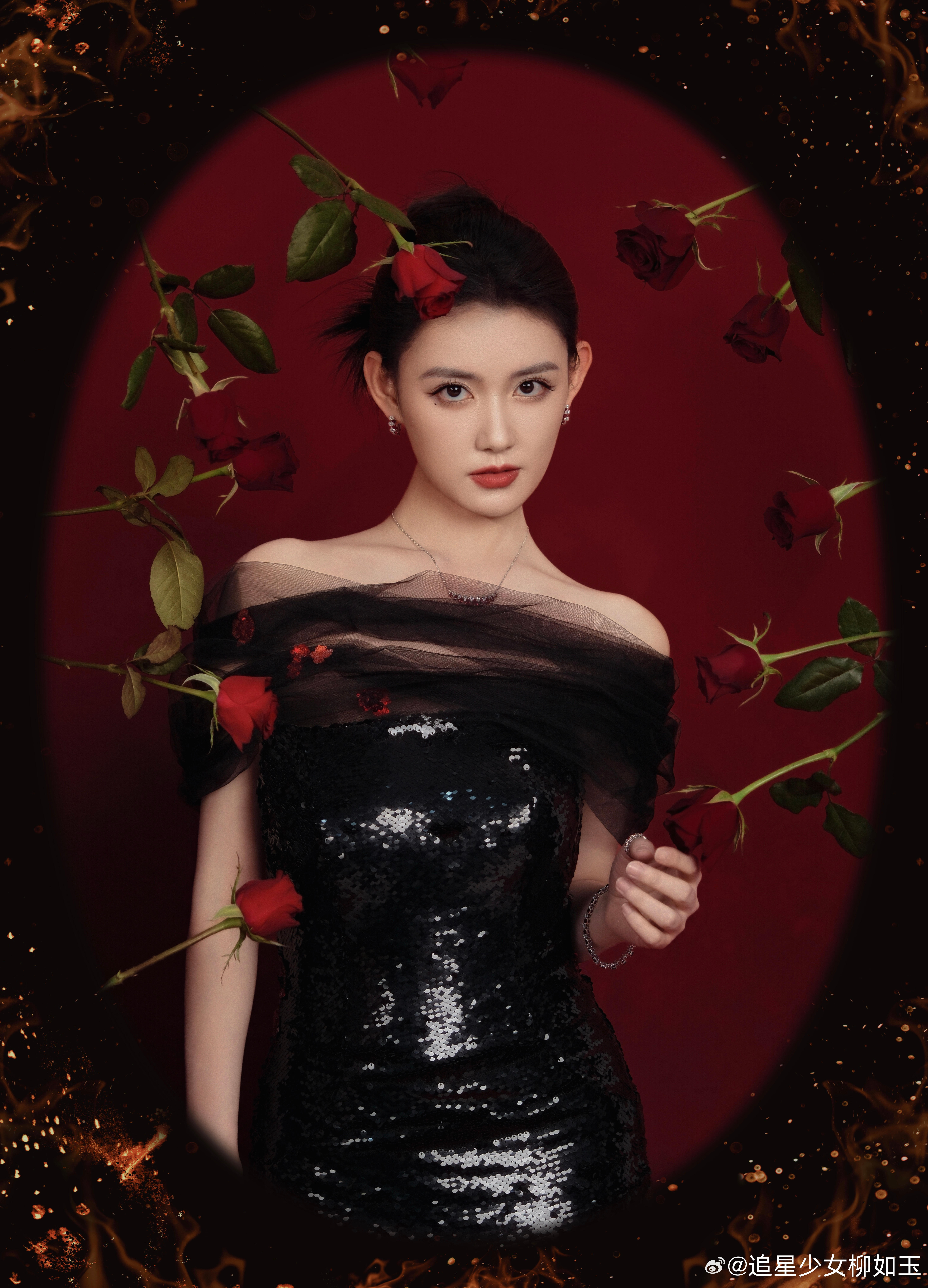 终于有人懂这种适配度了！红枫原色影像里的她太绝了，三折叠式的反差美精准戳中恶女审