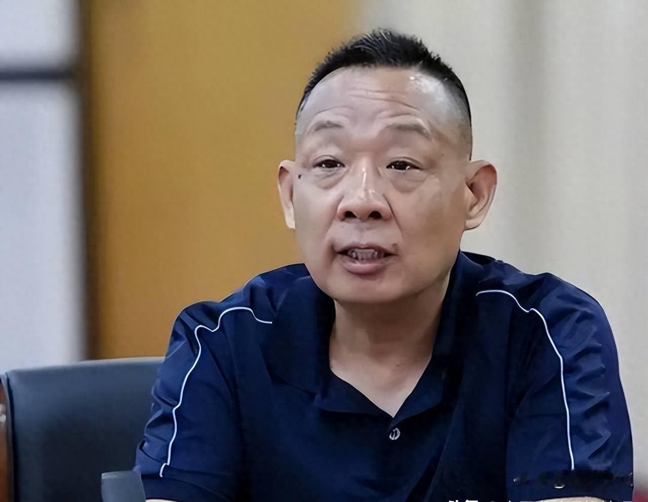 胖东来员工工资没降，网上吵翻天，到底谁在断章取义？
这事其实很简单：胖东来根本没